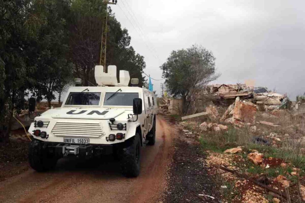 Tregua già violata in Libano, attacchi israeliani nel sud. Ucciso un casco blu francese, Macron: "Crediamo che siano stati Hezbollah"