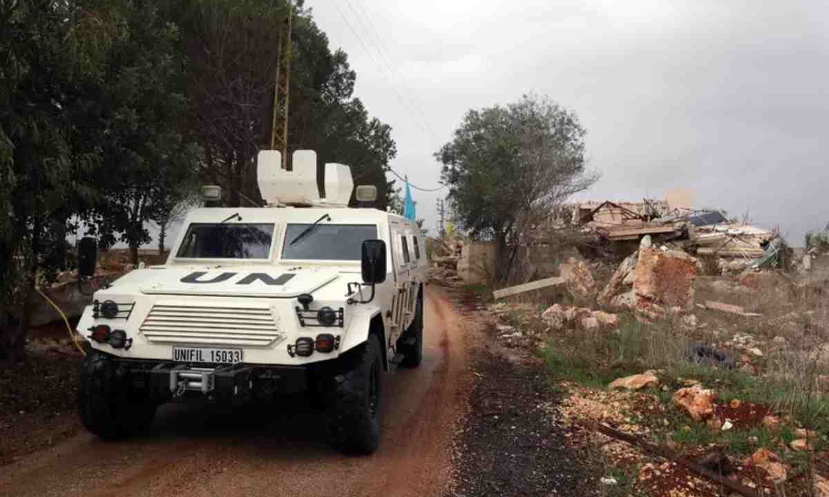 Tregua già violata in Libano, attacchi israeliani nel sud. Ucciso un casco blu francese, Macron: "Crediamo che siano stati Hezbollah"