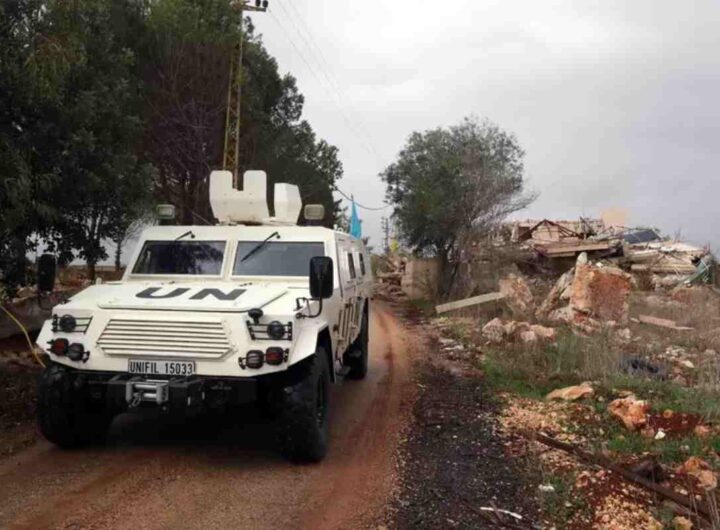 Tregua già violata in Libano, attacchi israeliani nel sud. Ucciso un casco blu francese, Macron: "Crediamo che siano stati Hezbollah"