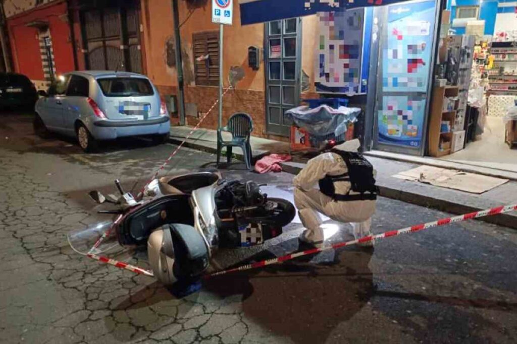 Lo scooter abbandonato in strada a Catania dall'uomo che ha accoltellato la moglie