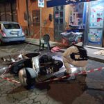 Lo scooter abbandonato in strada a Catania dall'uomo che ha accoltellato la moglie