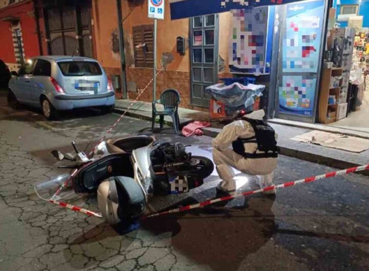 Lo scooter abbandonato in strada a Catania dall'uomo che ha accoltellato la moglie