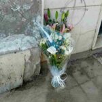 Un mazzo di fiori sul luogo in cui si è gettata Anna Democrito con i suoi figli