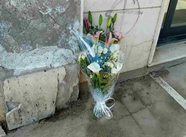 Un mazzo di fiori sul luogo in cui si è gettata Anna Democrito con i suoi figli