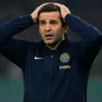 Chivu, allenatore dell'Inter, disperato con le mani in testa