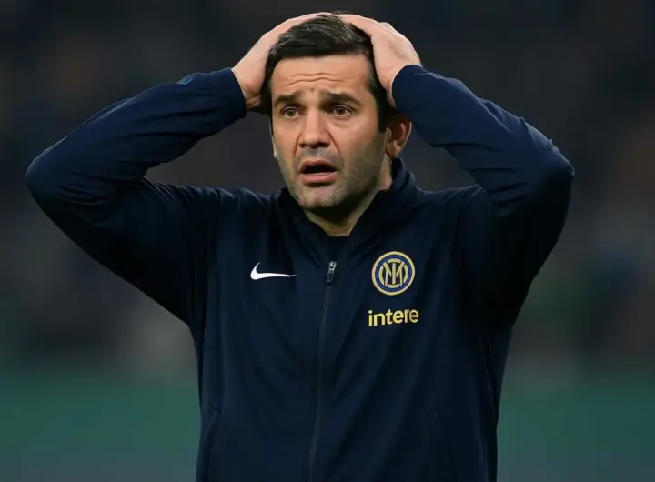 Chivu, allenatore dell'Inter, disperato con le mani in testa