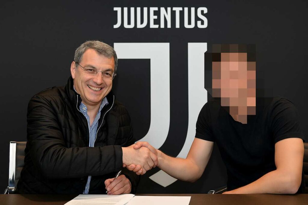 Comolli stringe la mano ad un nuovo acquisto