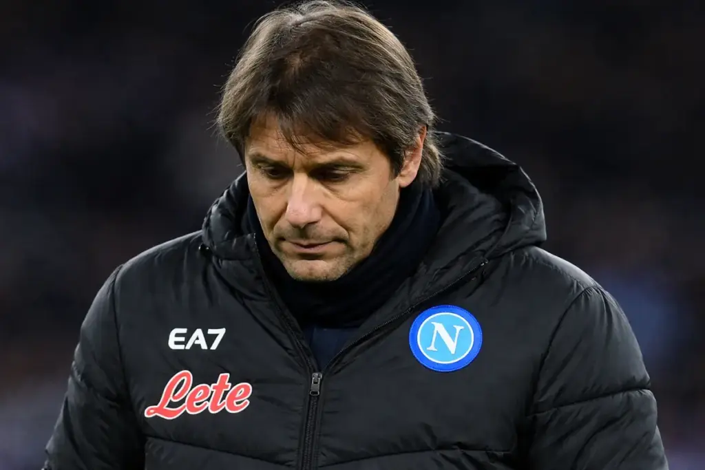 Conte, allenatore del Napoli, lascia il campo a testa bassa