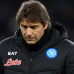 Conte, allenatore del Napoli, lascia il campo a testa bassa