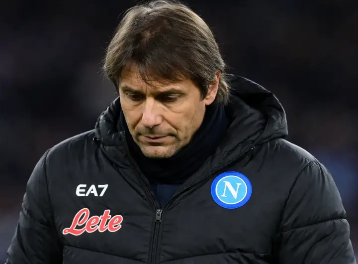 Conte, allenatore del Napoli, lascia il campo a testa bassa