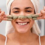 ragazza argilla in viso