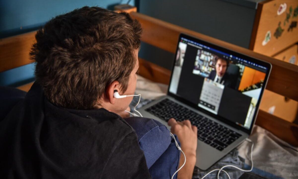 ragazzo segue lezione da casa