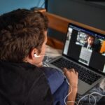 ragazzo segue lezione da casa