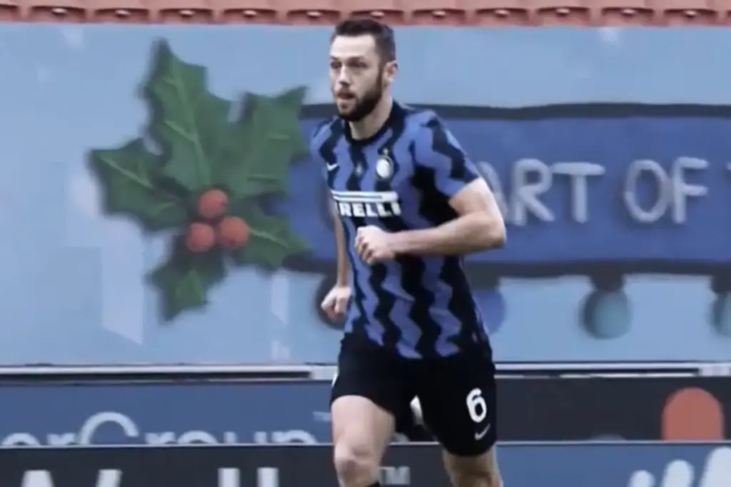 De Vrij in azione con la maglia dell'Inter