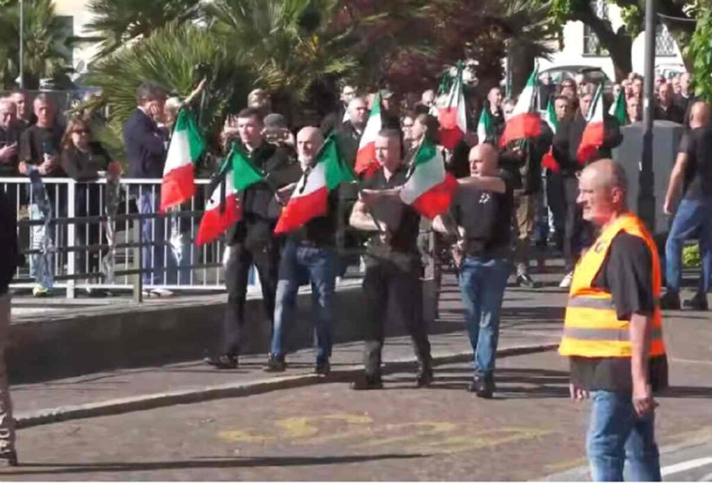 Saluti romani e cori per Mussolini sul Lago di Como e a Predappio: a Dongo antifascisti lanciano gavettoni di sterco