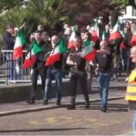 Saluti romani e cori per Mussolini sul Lago di Como e a Predappio: a Dongo antifascisti lanciano gavettoni di sterco