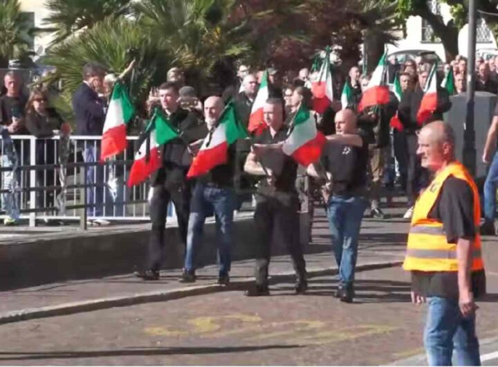 Saluti romani e cori per Mussolini sul Lago di Como e a Predappio: a Dongo antifascisti lanciano gavettoni di sterco