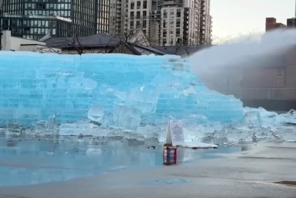 Statua di ghiaccio del rapper Drake