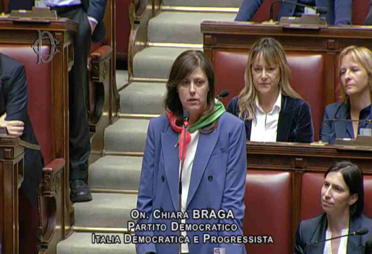 Chiara Braga con il fazzoletto dell'Anpi al collo