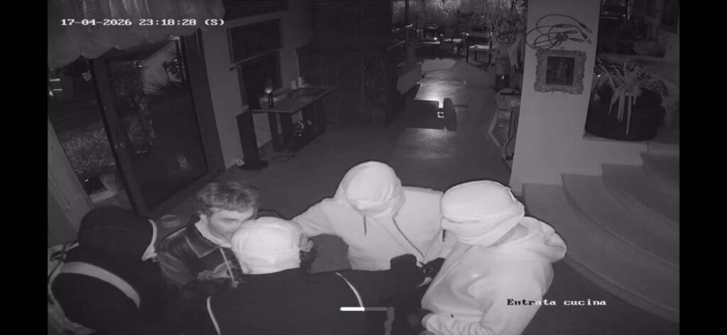 Un frame della rapina ad Alberto Filippi