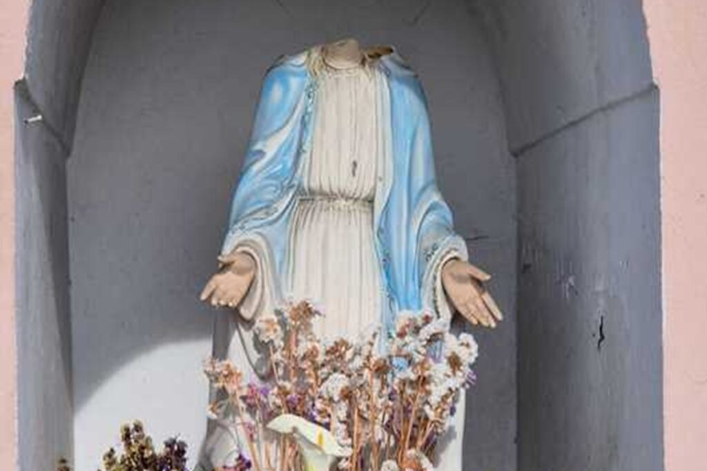 La statua della Madonna decapitata a Frosinone