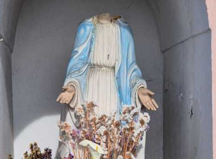 La statua della Madonna decapitata a Frosinone