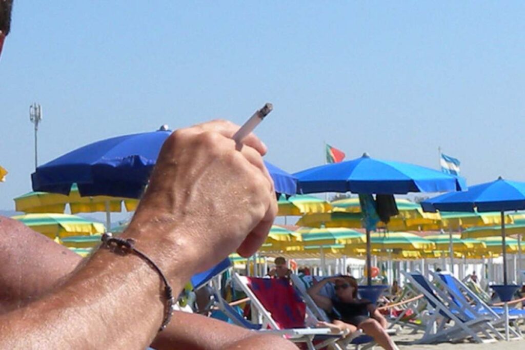 fumare in spiaggia