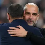 Guardiola abbraccia Sarri, di spalle, immagine creata con intelligenza artificiale