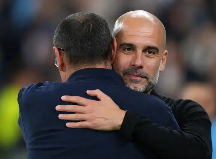 Guardiola abbraccia Sarri, di spalle, immagine creata con intelligenza artificiale
