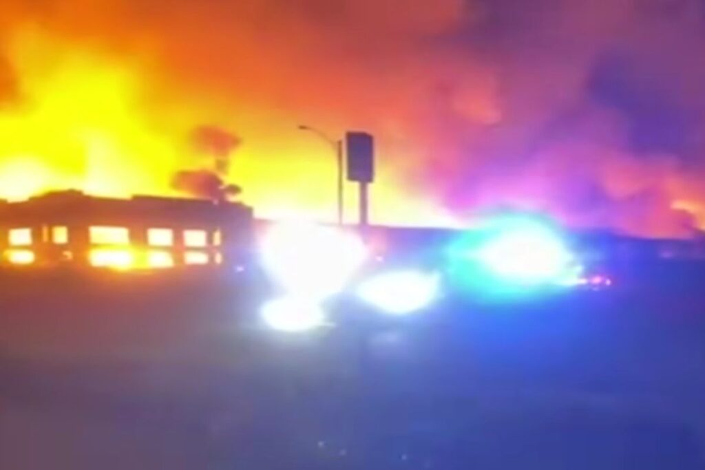 Incendio in un magazzino in California