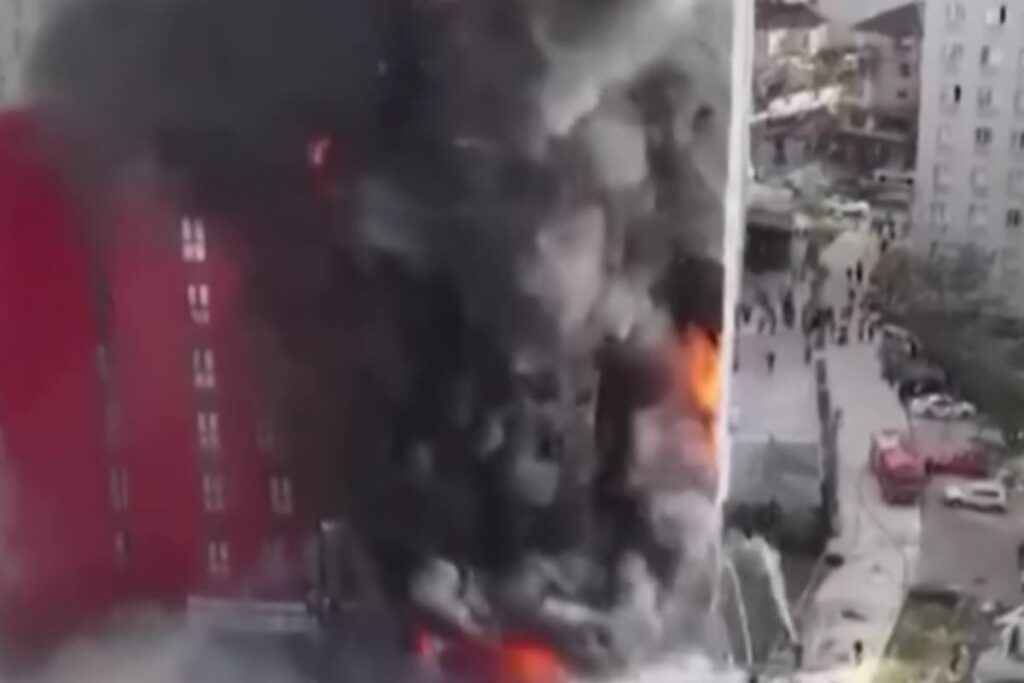 Incendio in un palazzo a Tirana