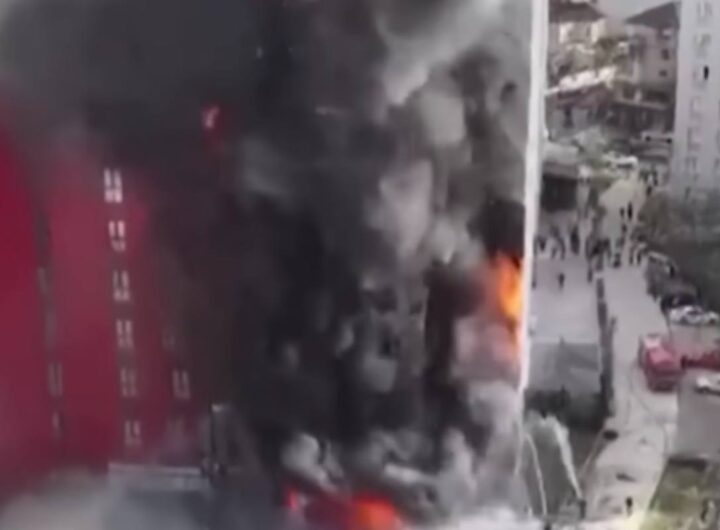 Incendio in un palazzo a Tirana