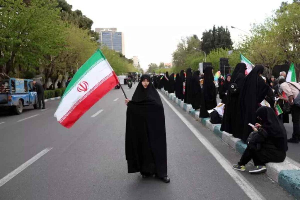 Donne iraniane proteggono le infrastrutture iraniane con il proprio corpo