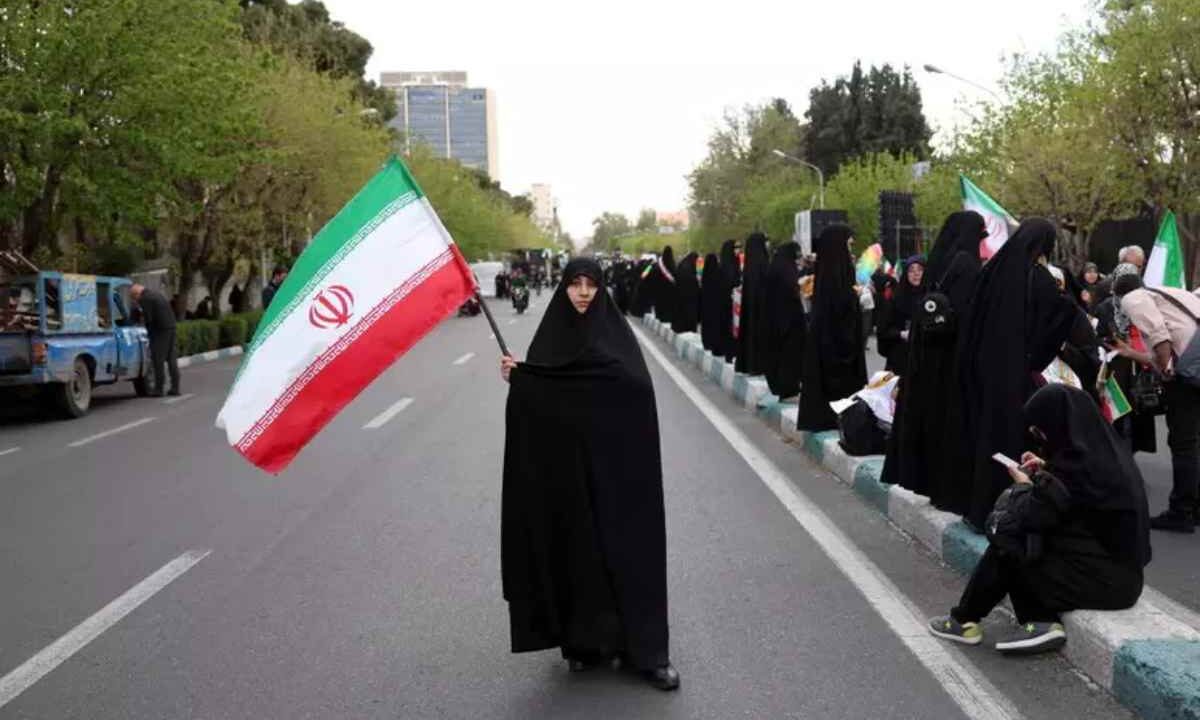 Donne iraniane proteggono le infrastrutture iraniane con il proprio corpo
