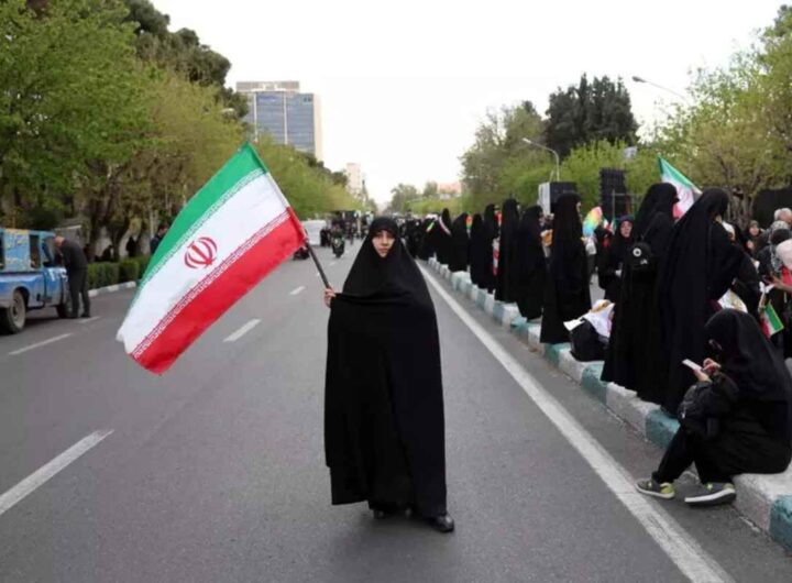 Donne iraniane proteggono le infrastrutture iraniane con il proprio corpo