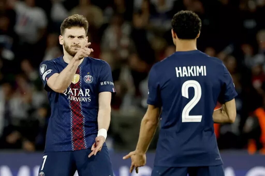 Kvaratskhelia festeggia dopo il gol