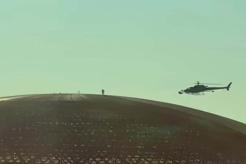 Uomo in piedi sulla Sfera di Las Vegas