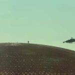 Uomo in piedi sulla Sfera di Las Vegas