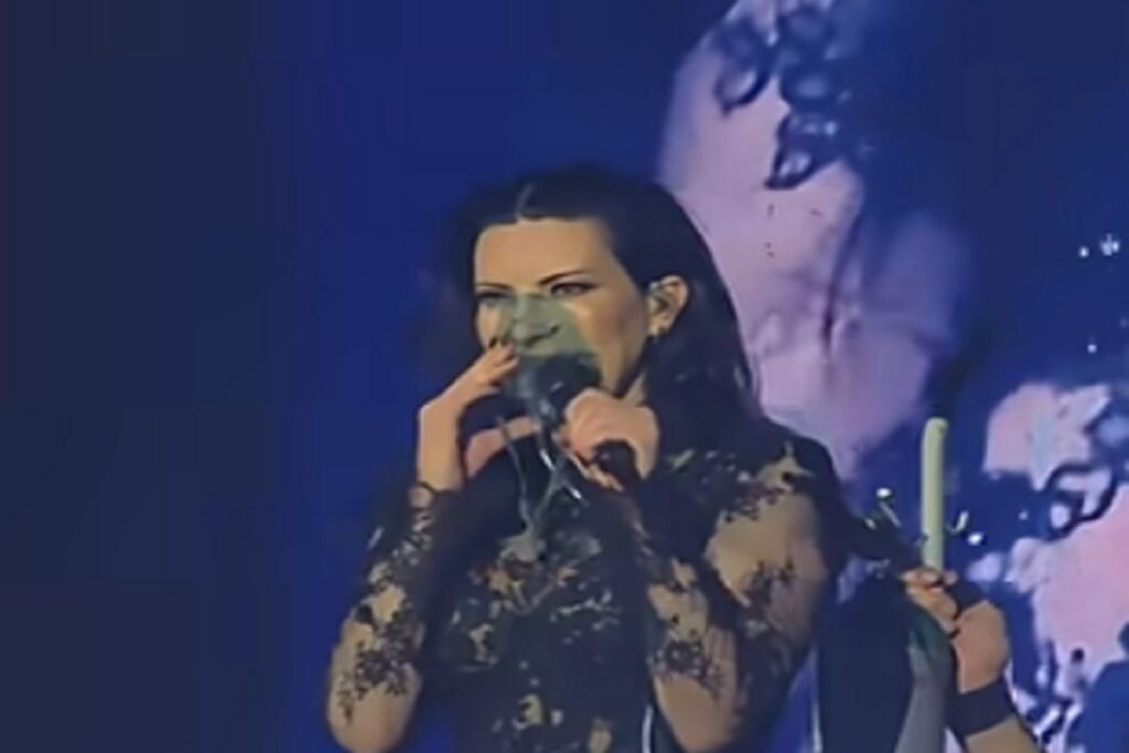 Il video di Laura Pausini che a Quito in Ecuador inala ossigeno sul palco per un malore dovuto all'altitudine
