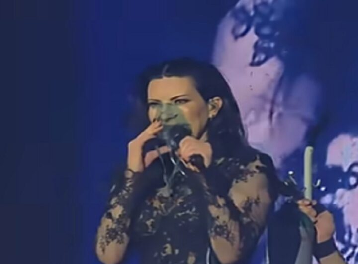 Il video di Laura Pausini che a Quito in Ecuador inala ossigeno sul palco per un malore dovuto all'altitudine
