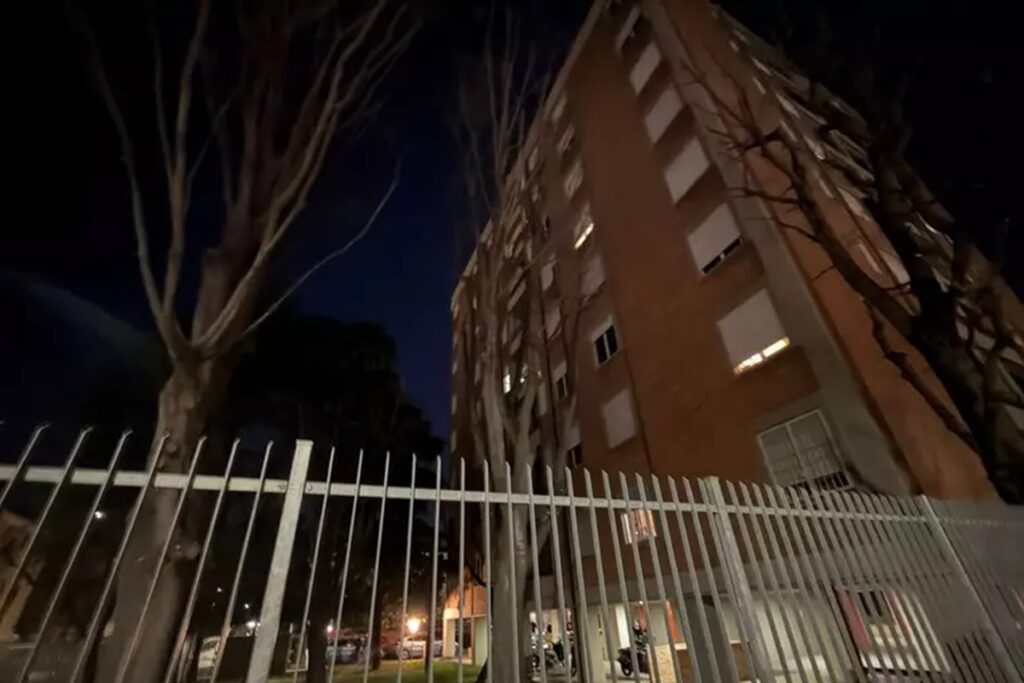 Il palazzo dove un dodicenne è precipitato nella tromba delle scale