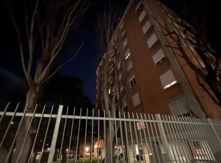 Il palazzo dove un dodicenne è precipitato nella tromba delle scale