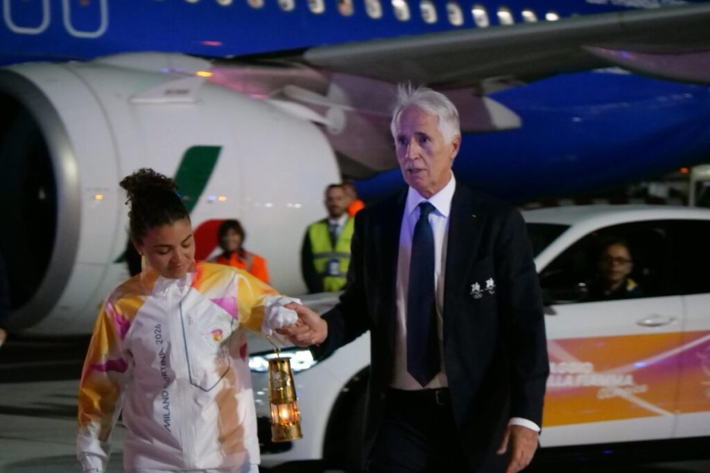 malagò con la fiamma olimpica