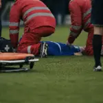 Calciatore soccorso in campo dallo staff medico, immagine creata con intelligenza artificiale