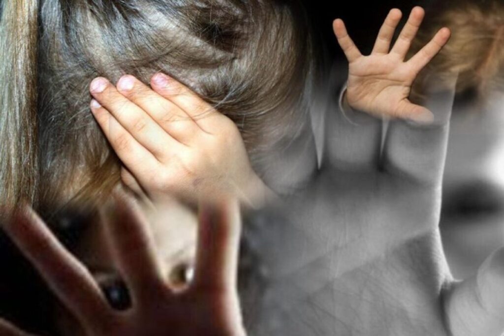 bambina maltrattata