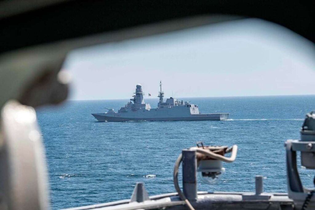 mar rosso nave militare