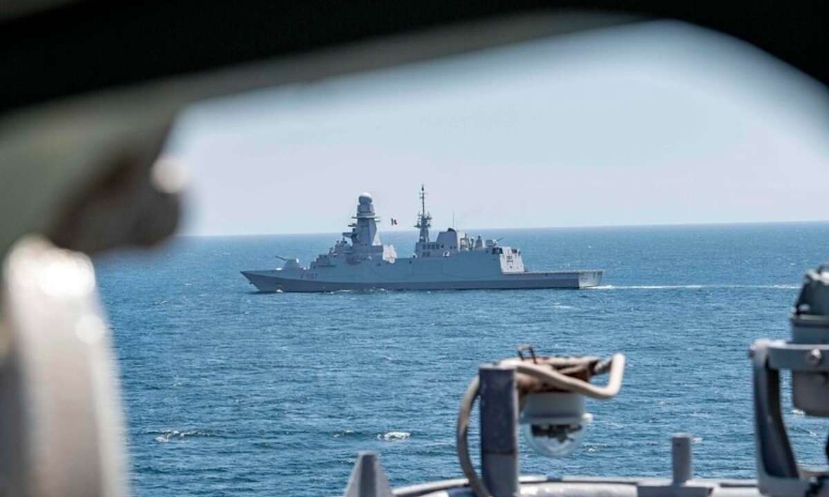 mar rosso nave militare