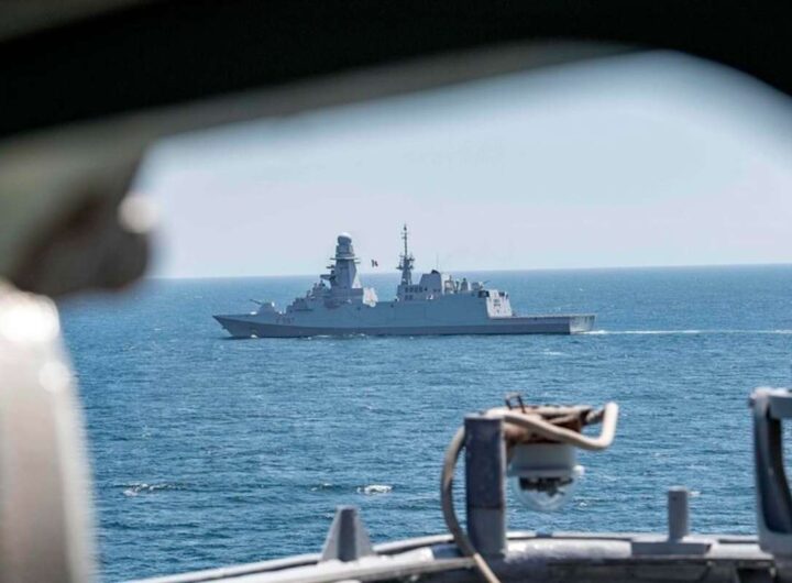 mar rosso nave militare