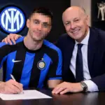Marotta e un giocatore non riconoscibile mentre firma il contratto con l'Inter, immagine creata con intelligenza artificiale