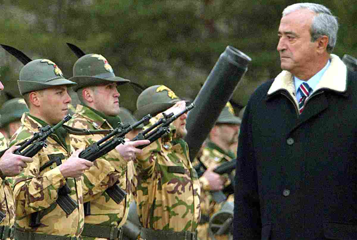 L'ex ministro della Difesa Antonio Martino in una foto d'archivio scattata in Afghanistan 
